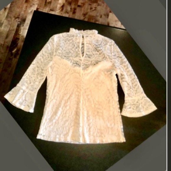 Pretty lace top with fluted 3/4 sleeves - Picture 2 of 4